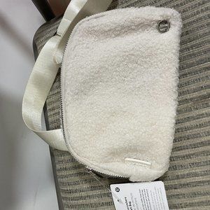 NWT Lululemon Everywhere Belt Bag *Fleece in white